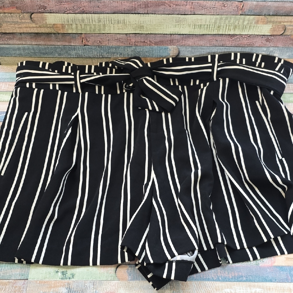 Torrid 5 Inch Stretch Crepe Mid-rise Tie Front Shorts